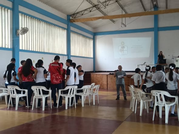 Estudiantes de la IE San Luis de Gaceno en grupos durante la actividad de prevención del acoso escolar