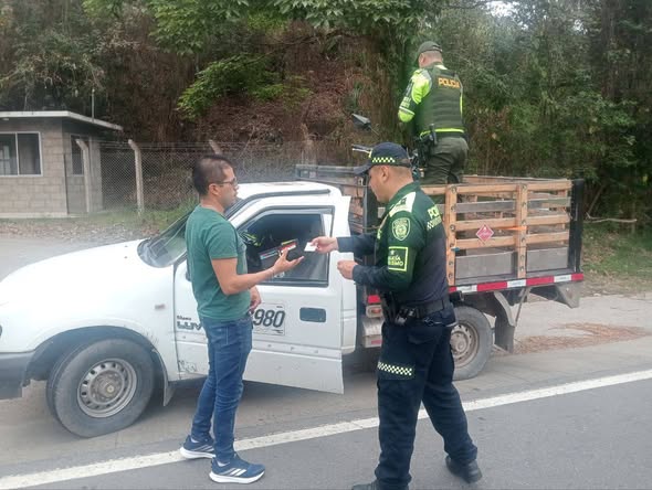 Policía revisa documentos de un conductor en el Plan Rutas Seguras de Macanal