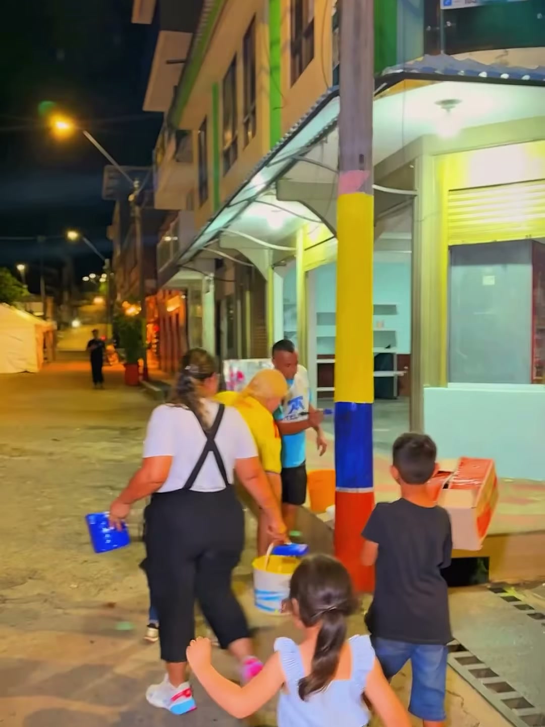 Calle de San Luis de Gaceno de noche con un poste pintado con los colores de Colombia