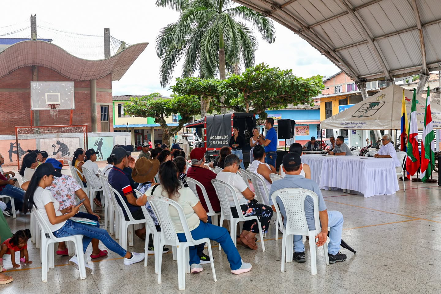 Asistentes a la Asamblea de Víctimas en San Luis de Gaceno, bajo la cubierta del parque principal