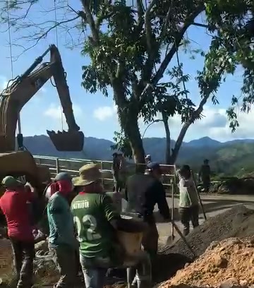 Vecinos preparan la mezcla para fundir la plataforma de ingreso al puente Argelia, en San Luis de Gaceno