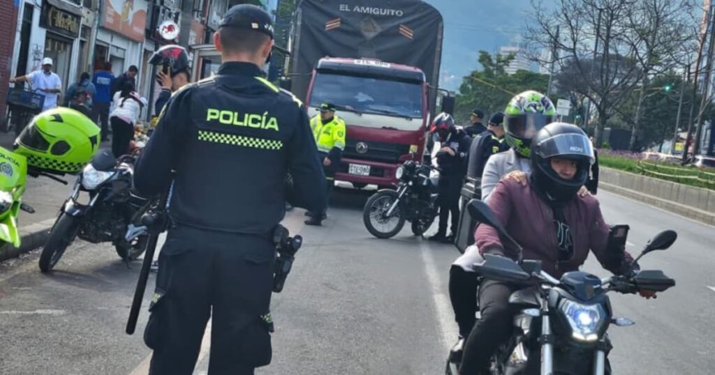Un policía en un control a motociclistas en una vía de Bogotá