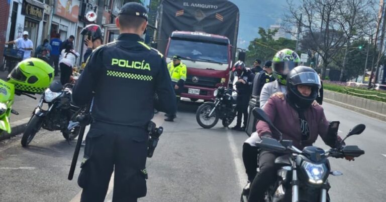 Un policía en un control a motociclistas en una vía de Bogotá
