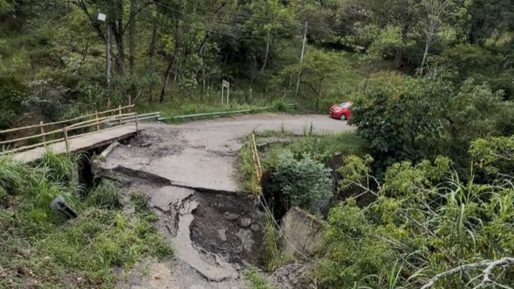 La calzada hundida junto al puente Los Micos, en la vía entre Tenza y Sutatenza, con un paso de madera a un lado
