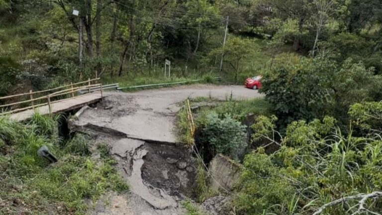 La calzada hundida junto al puente Los Micos, en la vía entre Tenza y Sutatenza, con un paso de madera a un lado