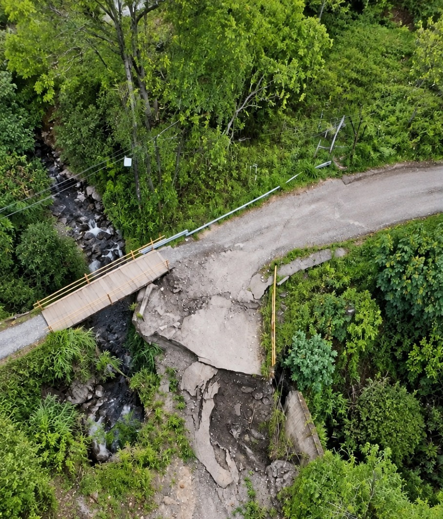 Vista aérea del puente Los Micos colapsado y del paso alterno de madera sobre la quebrada, entre Tenza y Sutatenza