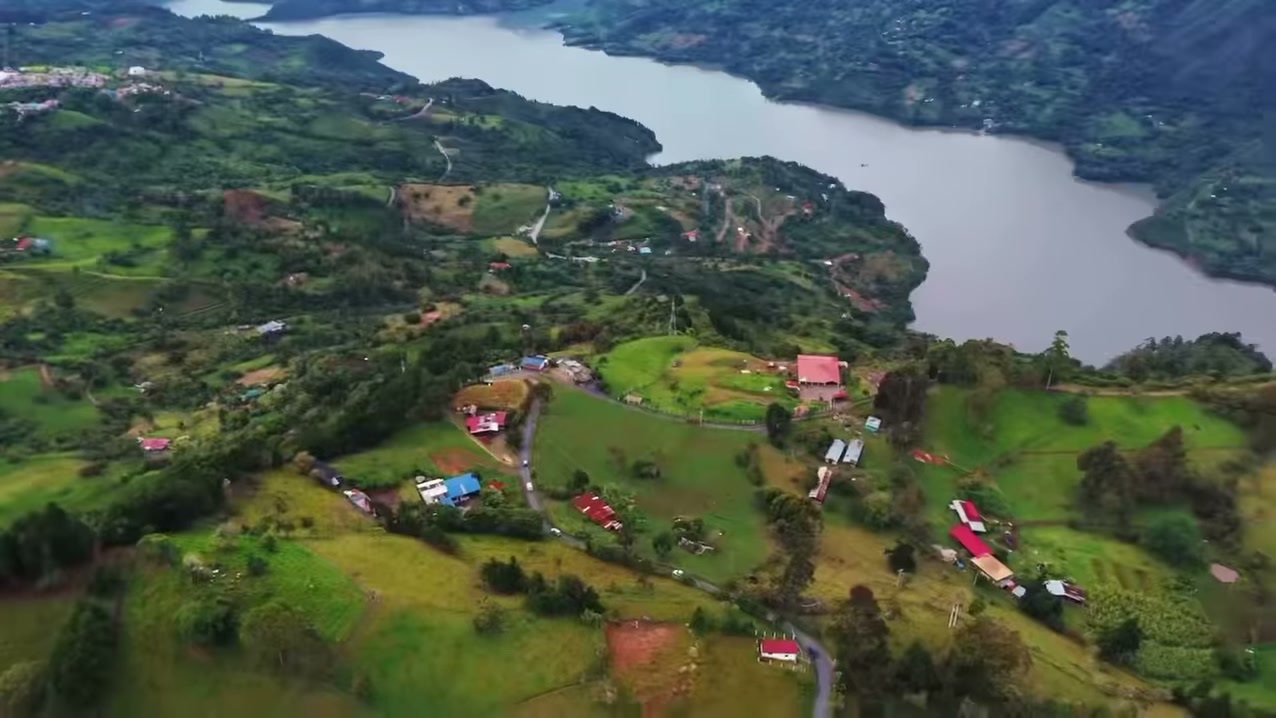 Vista aérea de fincas y caminos de Chivor con un embalse al fondo, escenario del Rally La Esmeralda
