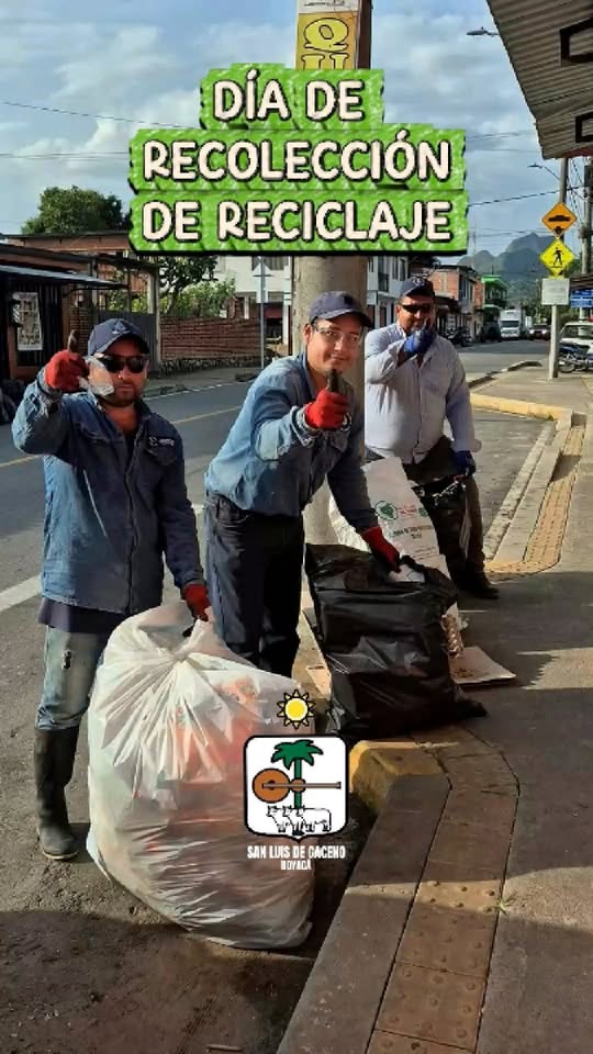 Operarios de la ruta de reciclaje casa a casa en San Luis de Gaceno, con bolsas de material reciclable
