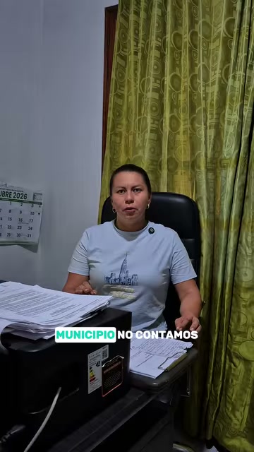 Una funcionaria de la Alcaldía de San Luis de Gaceno lee el comunicado sobre la recolección de residuos en su oficina