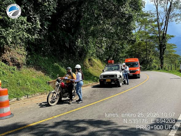 Personal de la Concesión atiende a un motociclista en un control de la Transversal del Sisga