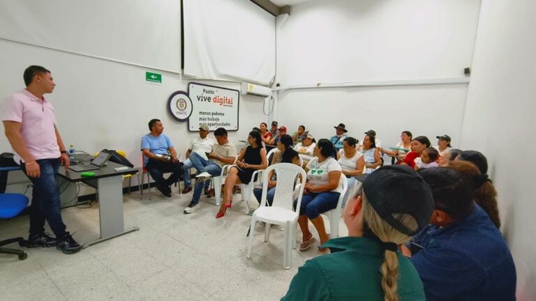 Habitantes de Sabanalarga sentados en un salón del Punto Vive Digital escuchan la socialización del proyecto de gas