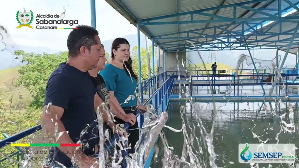 Funcionarios en la planta de agua potable de Sabanalarga durante la entrega de las obras de optimización