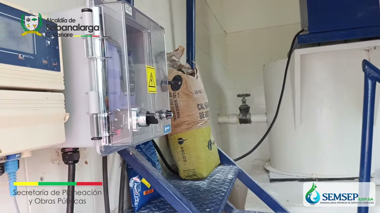 Equipos de dosificación y tanques de la planta de agua potable de Sabanalarga, con un bulto de cal