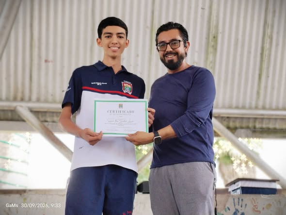 Estudiante de la Institución Educativa San Luis de Gaceno posa con su certificado por el resultado en Saber 11