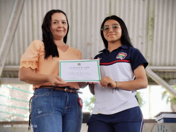 Estudiante de la Institución Educativa San Luis de Gaceno recibe reconocimiento por su puntaje en Saber 11