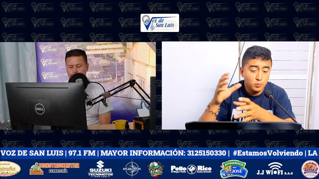 Locutores de La Voz de San Luis hablan de la parroquia San Luis Beltrán y de su patrono en la cabina de la emisora