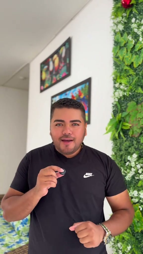 Integrante de Arrayanes Adventure con micrófono en el video sobre San Luis de Gaceno en ANATO
