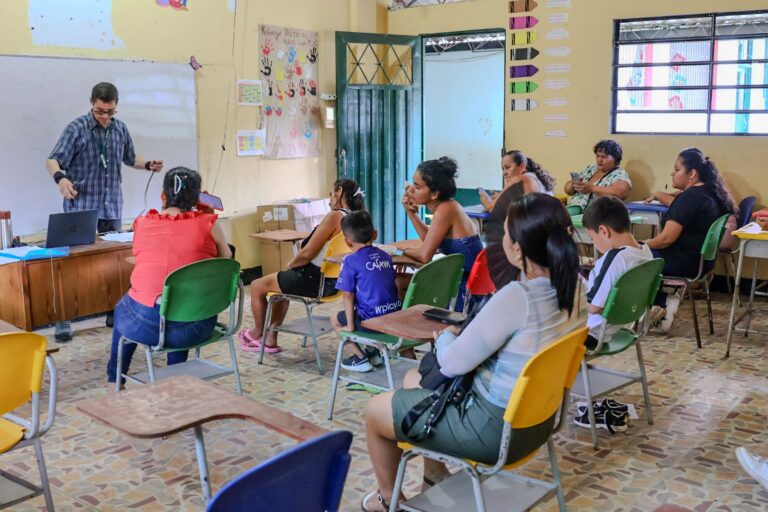 Clase del SENA de atención al cliente para personas con discapacidad y cuidadores en San Luis de Gaceno