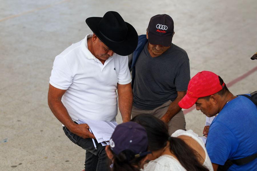 Socialización del proyecto de sistemas fotovoltaicos en San Luis de Gaceno: asistentes revisan documentos