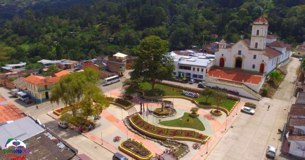Vista aérea de la plaza de Somondoco, el pueblo del chicharrón de cuajada, en el Valle de Tenza