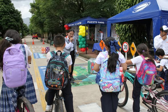 Estudiantes en una jornada de cultura vial de la Transversal del Sisga