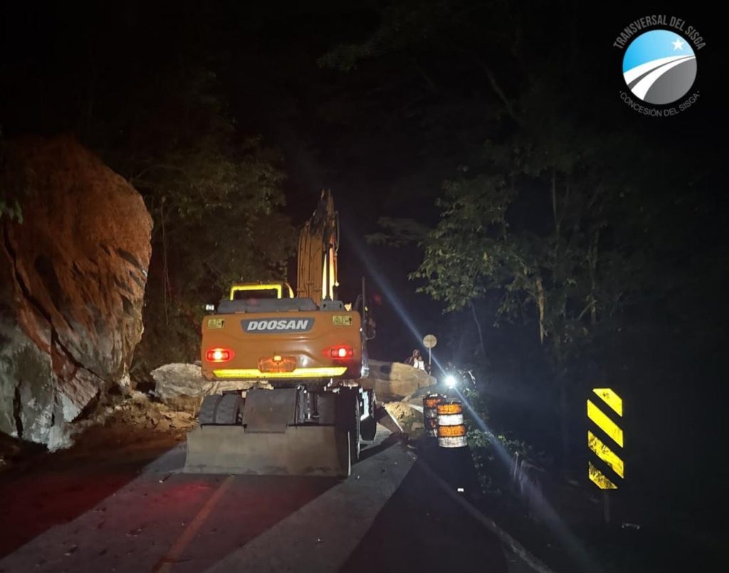 Retroexcavadora retira de noche las rocas que cayeron sobre la Transversal del Sisga entre Macanal y Santa María
