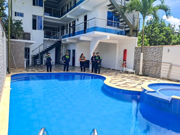 Policías recorren la piscina de un establecimiento turístico de San Luis de Gaceno
