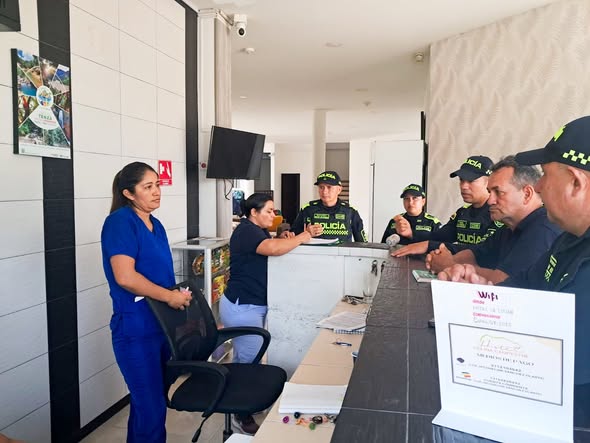 Policías de Turismo hablan con el personal en la recepción de un hotel de San Luis de Gaceno