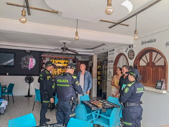 Policías en el salón de un establecimiento turístico de San Luis de Gaceno