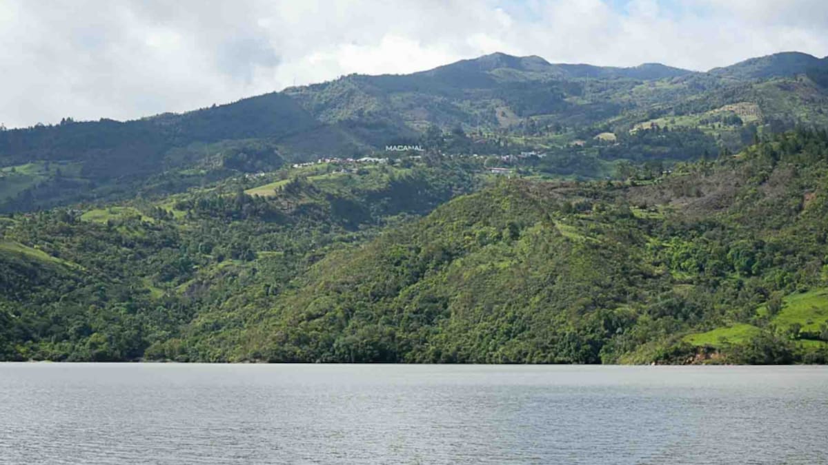 Embalse La Esmeralda frente a las montañas de Macanal, donde fue hallada la mujer desaparecida en Garagoa