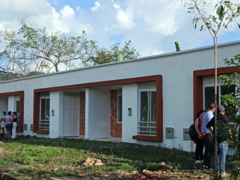 Fila de casas nuevas de la urbanización Camino Real, en Sabanalarga (Casanare), con fachadas blancas y marcos rojos