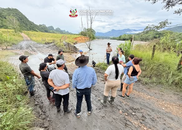Asistentes a la reunión en la vereda Gazajarro, cerca de un cauce, en San Luis de Gaceno