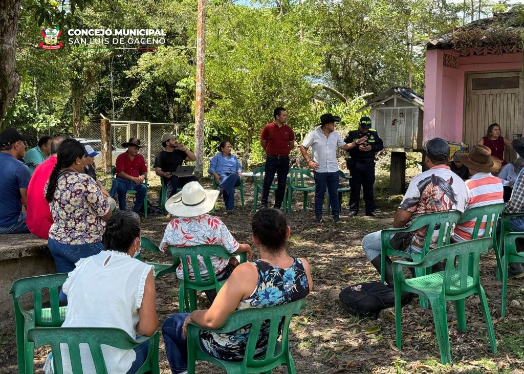 Habitantes de las veredas de San Luis de Gaceno sentados en la mesa de negociación con ENLAZA, al aire libre