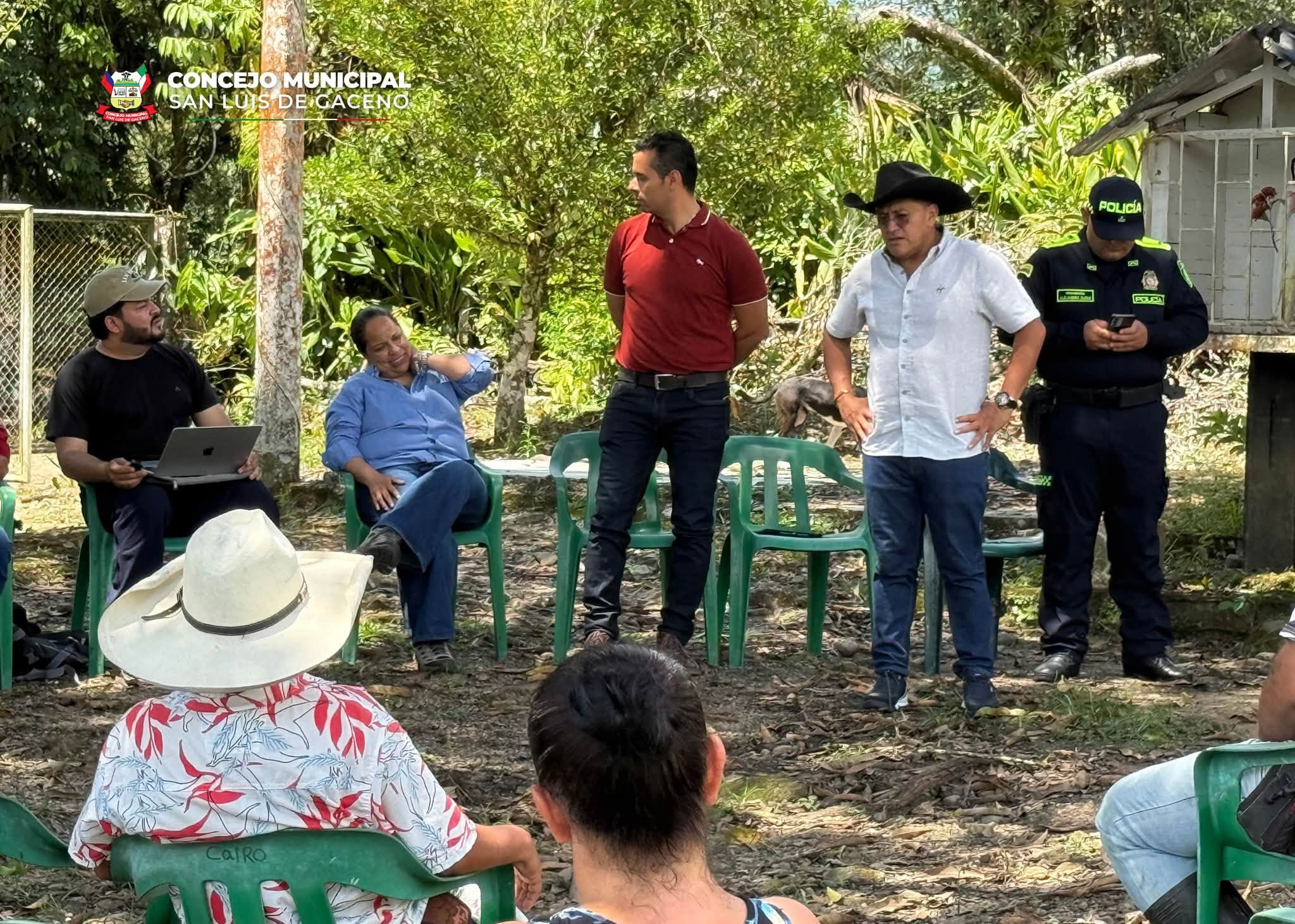Funcionarios, un policía y líderes de San Luis de Gaceno de pie durante la mesa con ENLAZA