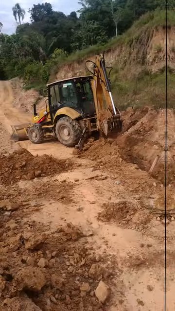Retroexcavadora abre la zanja de drenaje en la vía San Carlos del Guavio de San Luis de Gaceno